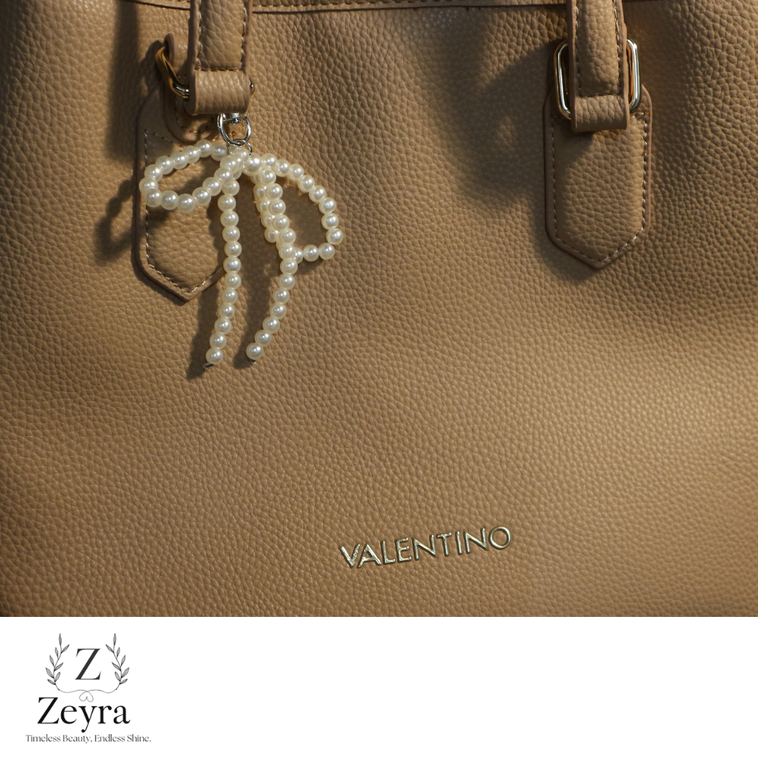 Zeyra Jolie – Eleganter Taschenanhänger mit Perlen-Schleife | Stilvoll & Zeitlos | Versand aus DE