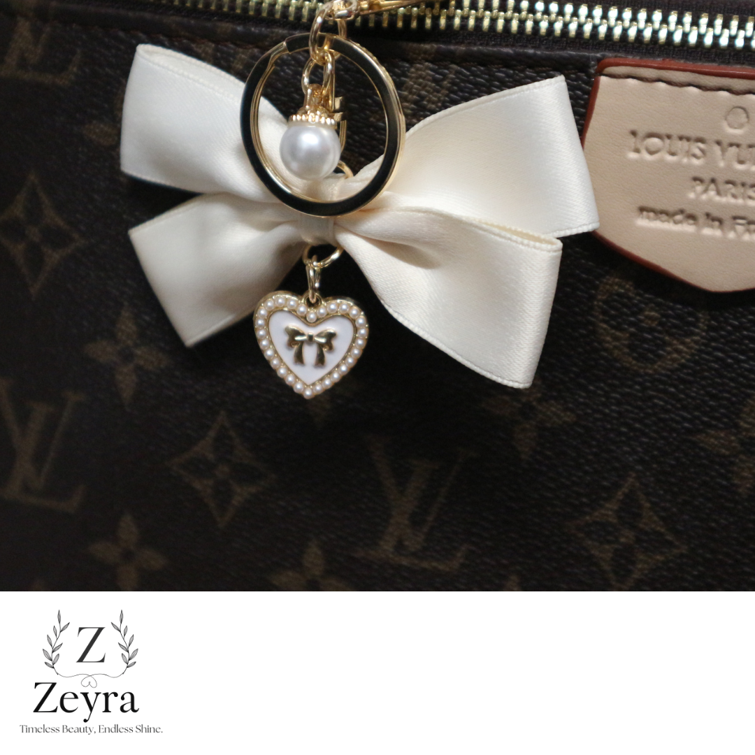 Zeyra Amour – Taschenanhänger mit Schleife & Herz-Charm in Gold | Zeyra | Versand aus DE