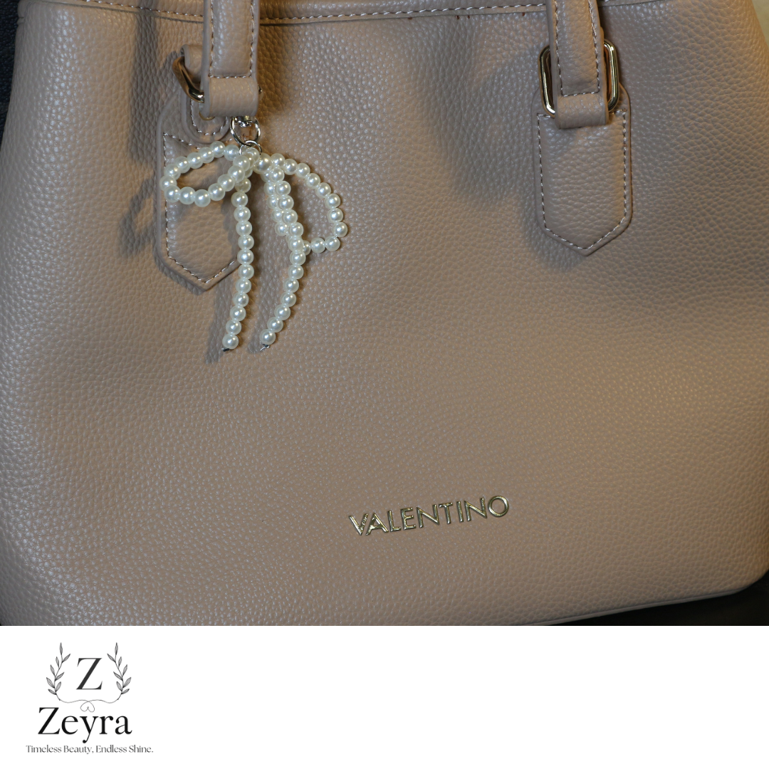 Zeyra Jolie – Eleganter Taschenanhänger mit Perlen-Schleife | Stilvoll & Zeitlos | Versand aus DE