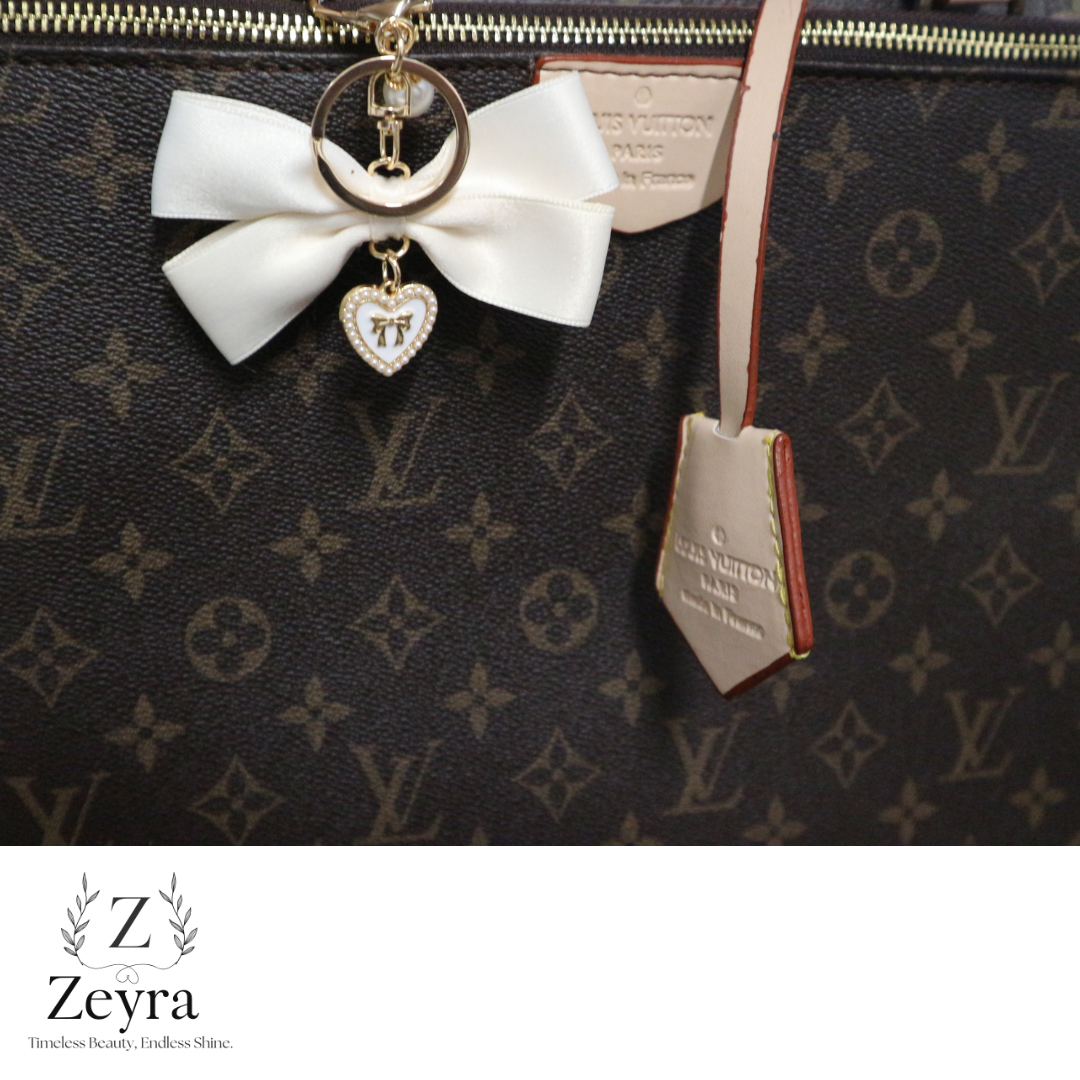 Zeyra Amour – Taschenanhänger mit Schleife & Herz-Charm in Gold | Zeyra | Versand aus DE