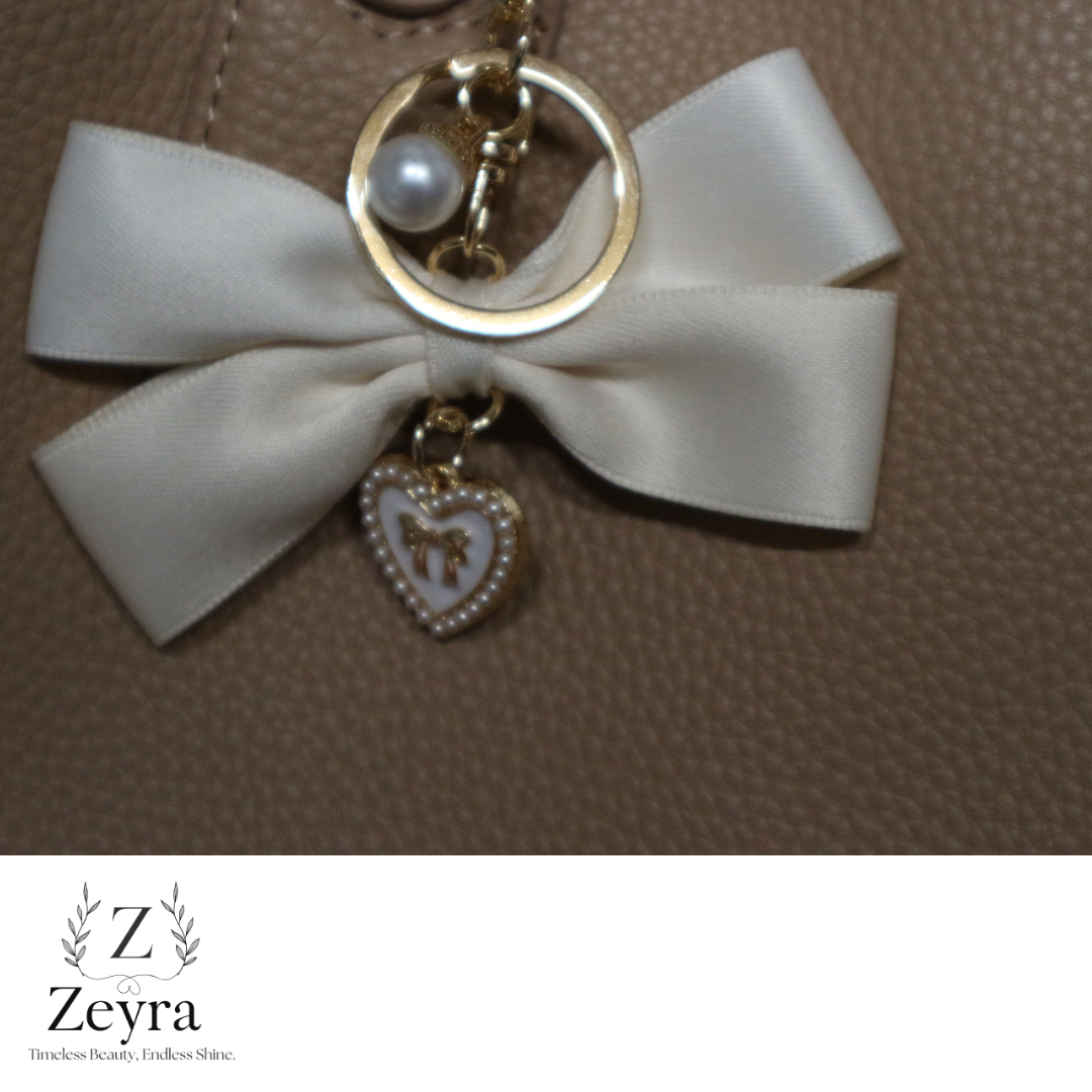 Zeyra Amour – Taschenanhänger mit Schleife & Herz-Charm in Gold | Zeyra | Versand aus DE