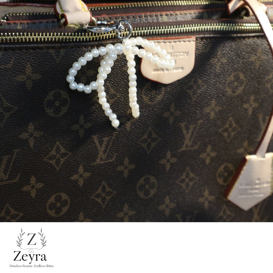 Zeyra Jolie – Eleganter Taschenanhänger mit Perlen-Schleife | Stilvoll & Zeitlos | Versand aus DE
