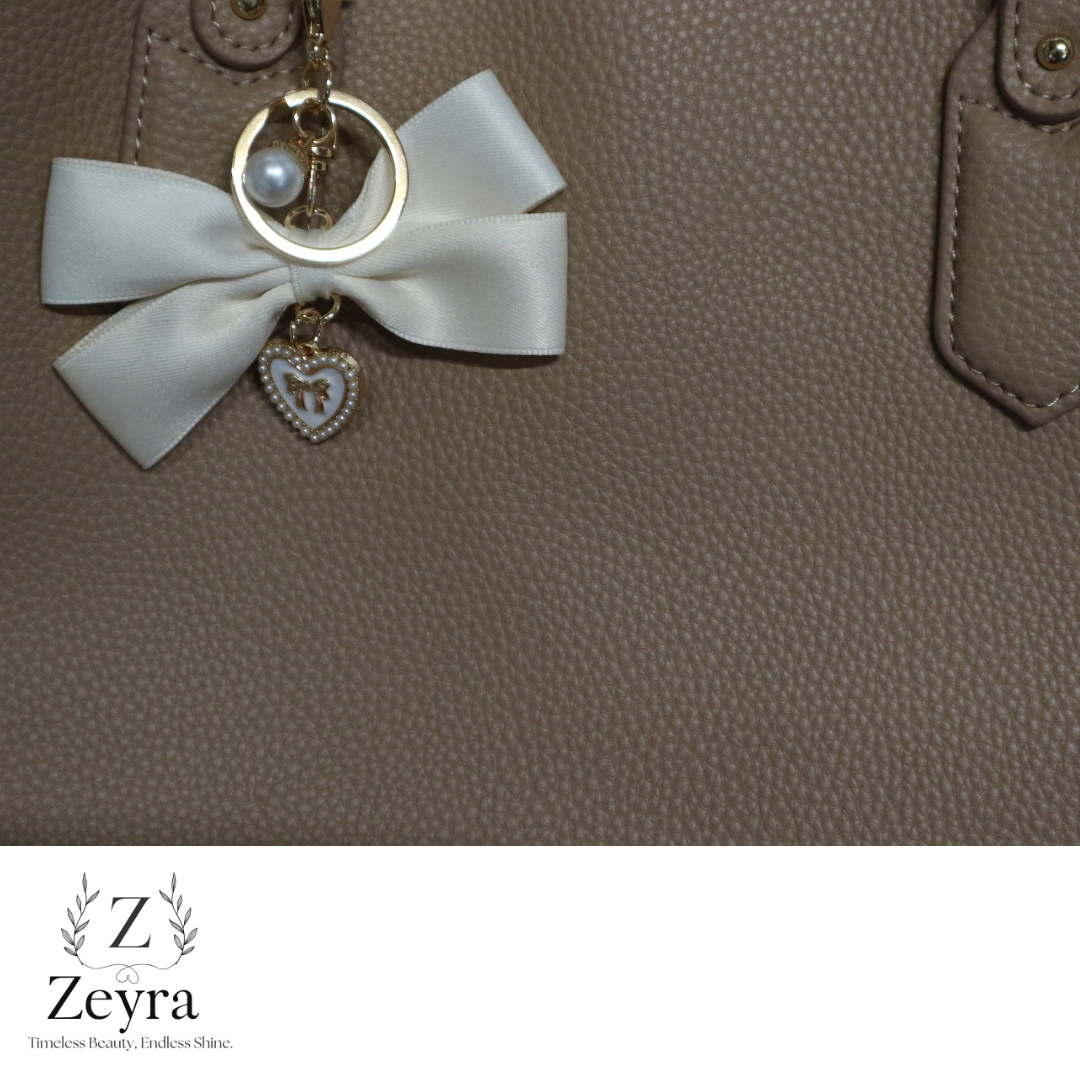 Zeyra Amour – Taschenanhänger mit Schleife & Herz-Charm in Gold | Zeyra | Versand aus DE