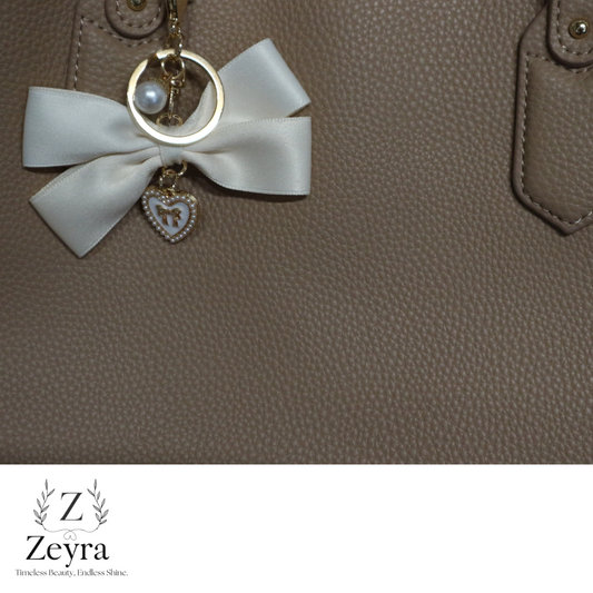 Zeyra Amour – Taschenanhänger mit Schleife & Herz-Charm in Gold | Zeyra | Versand aus DE