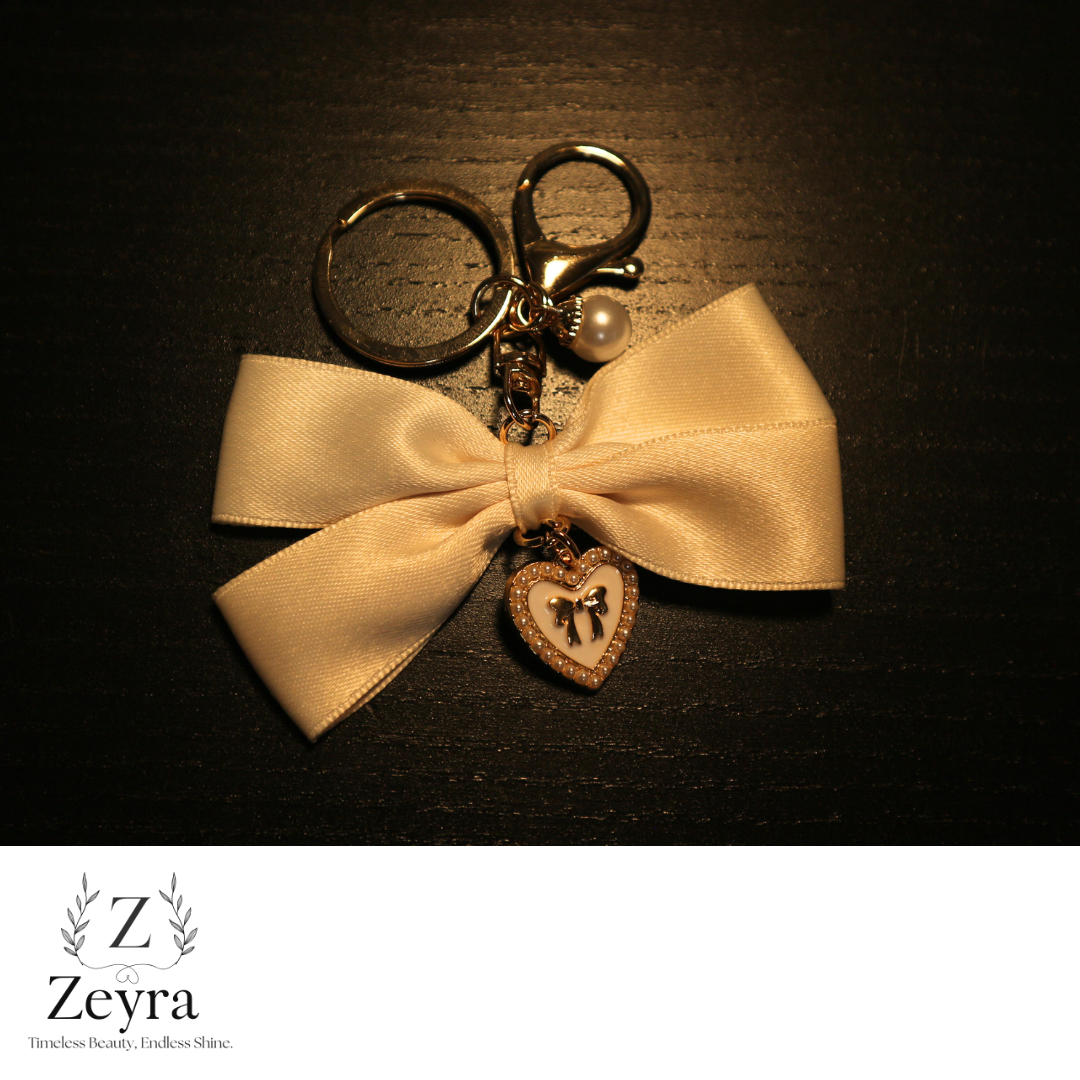 Zeyra Amour – Taschenanhänger mit Schleife & Herz-Charm in Gold | Zeyra | Versand aus DE
