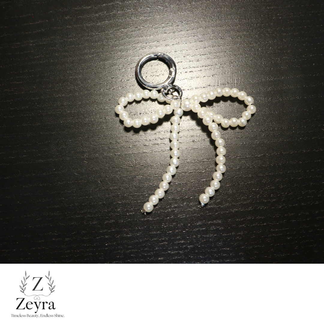Zeyra Jolie – Eleganter Taschenanhänger mit Perlen-Schleife | Stilvoll & Zeitlos | Versand aus DE
