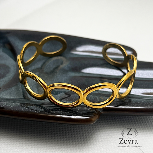 Celestial Loop – Vergoldeter Edelstahl-Armreif mit ovalem Design, Elegant & Zeitlos | Zeyra | Versand aus DE