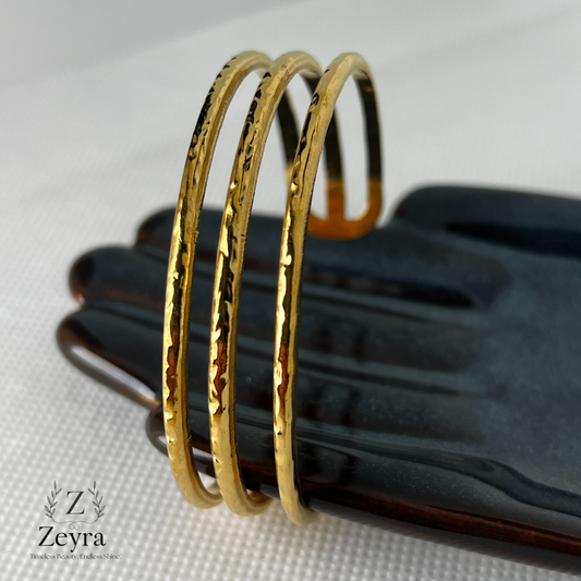 Aurora Cuff – Vergoldeter Edelstahl-Armreif mit gehämmerter Struktur, Verstellbar & Elegant | Zeyra | Versand aus DE