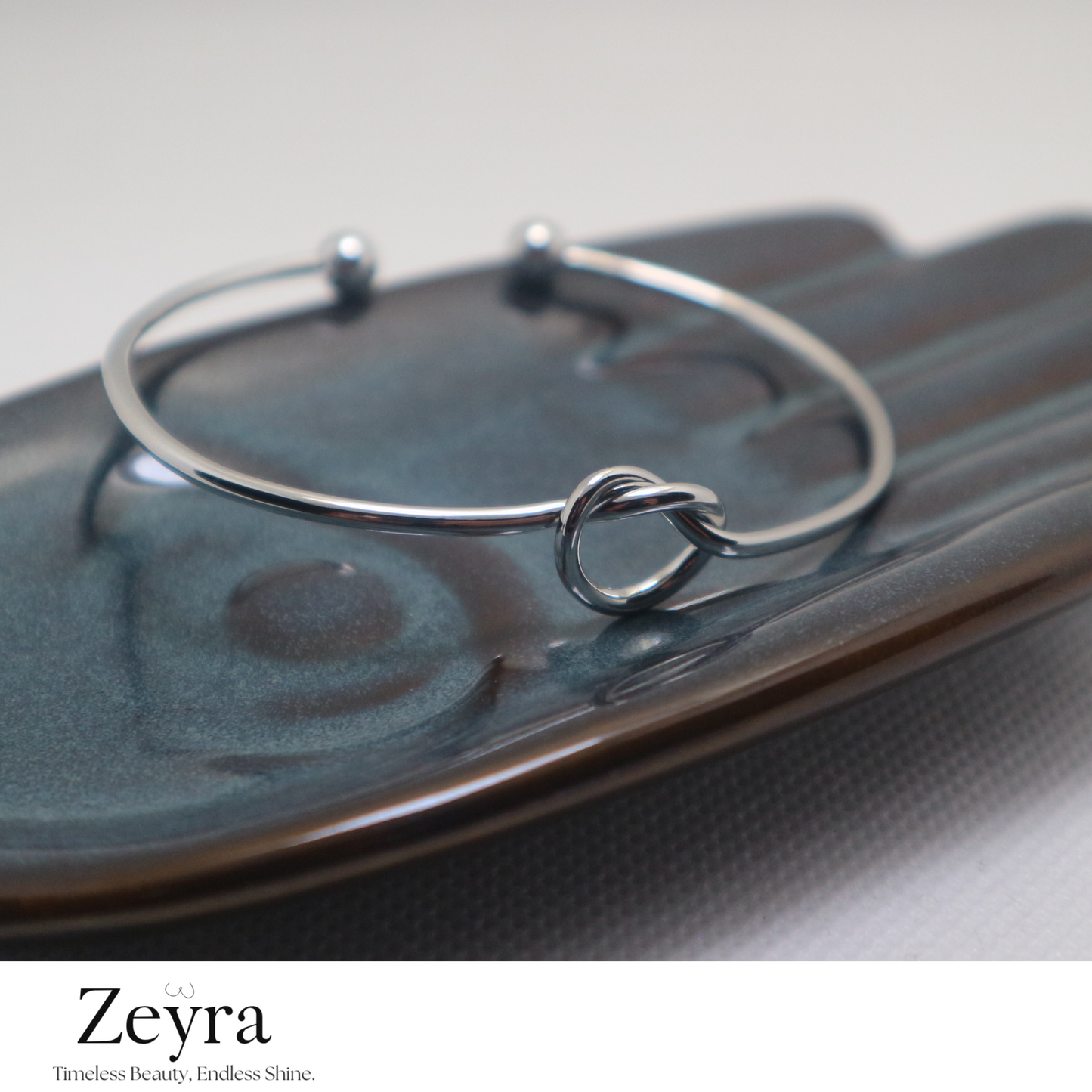 Eternal Knot – Vergoldeter Edelstahl-Armreif mit Knoten-Design, Verstellbar & Elegant | Zeyra | Versand aus DE