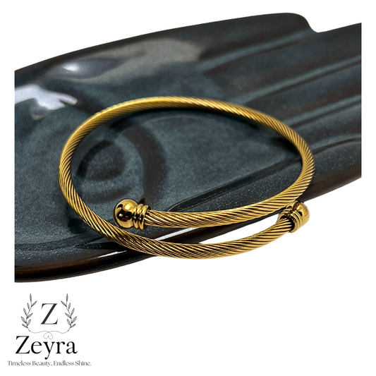 Titan Wire – Vergoldeter Edelstahl-Armreif mit gedrehtem Draht-Design, Zeitlos & Elegant | Zeyra | Versand aus DE
