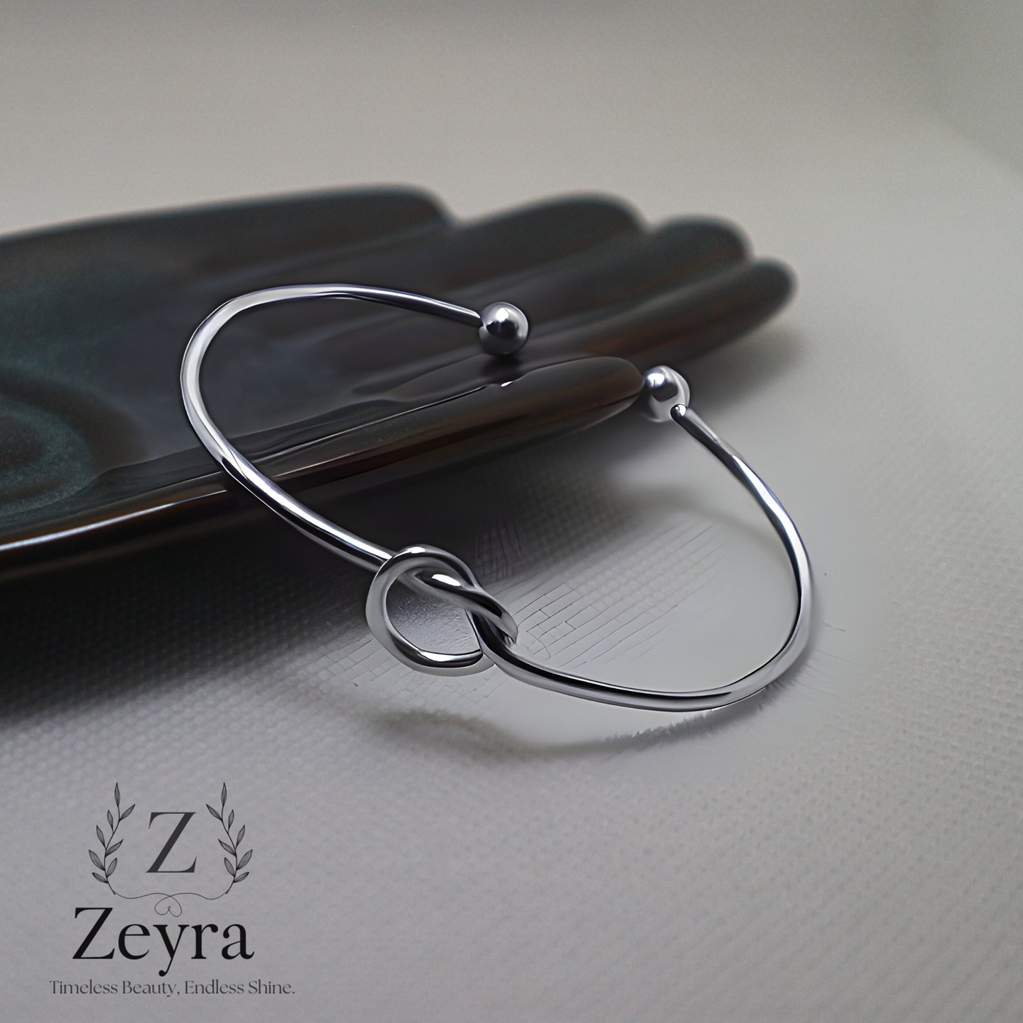 Eternal Knot – Vergoldeter Edelstahl-Armreif mit Knoten-Design, Verstellbar & Elegant | Zeyra | Versand aus DE