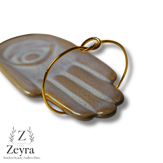 Eternal Knot – Vergoldeter Edelstahl-Armreif mit Knoten-Design, Verstellbar & Elegant | Zeyra | Versand aus DE