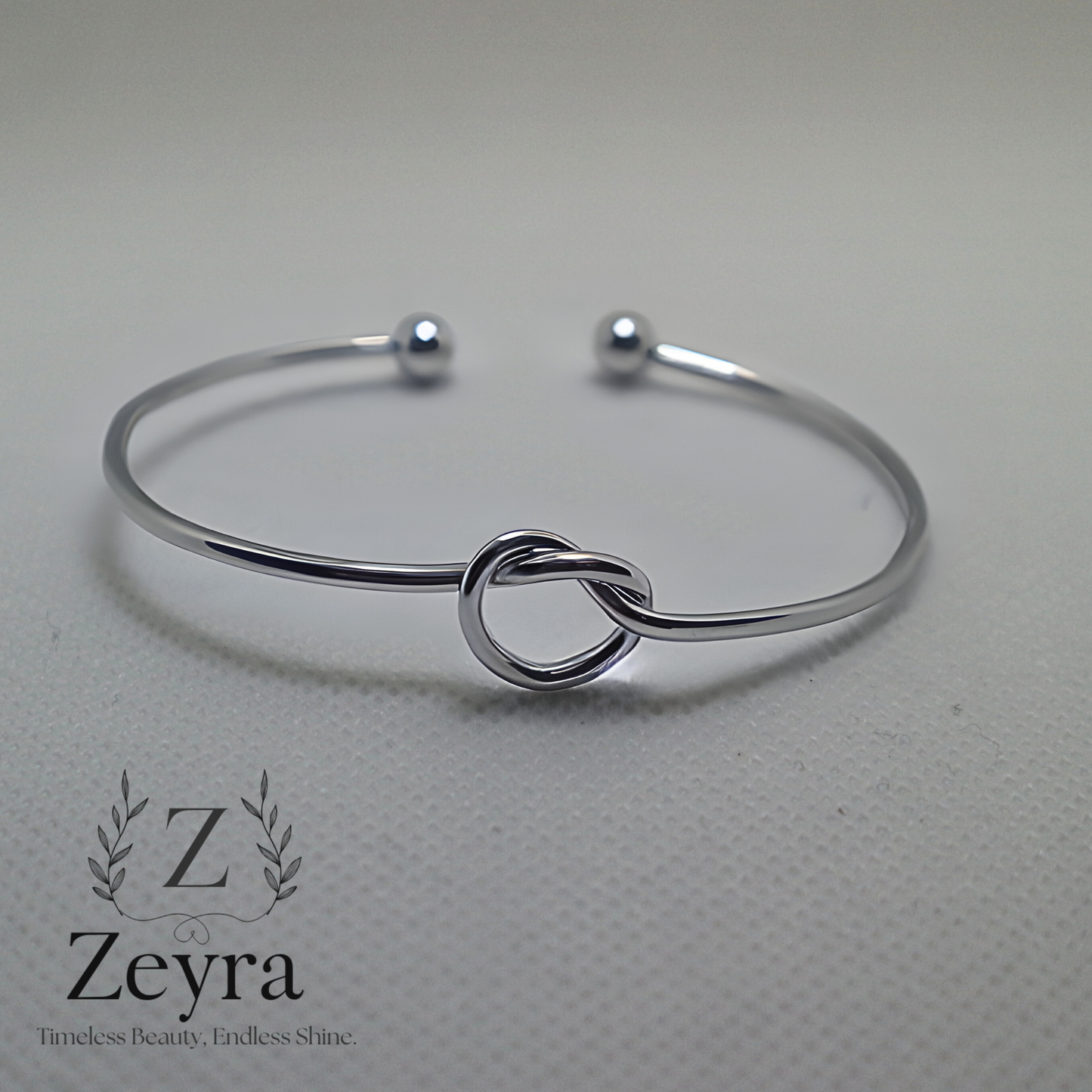 Eternal Knot – Vergoldeter Edelstahl-Armreif mit Knoten-Design, Verstellbar & Elegant | Zeyra | Versand aus DE