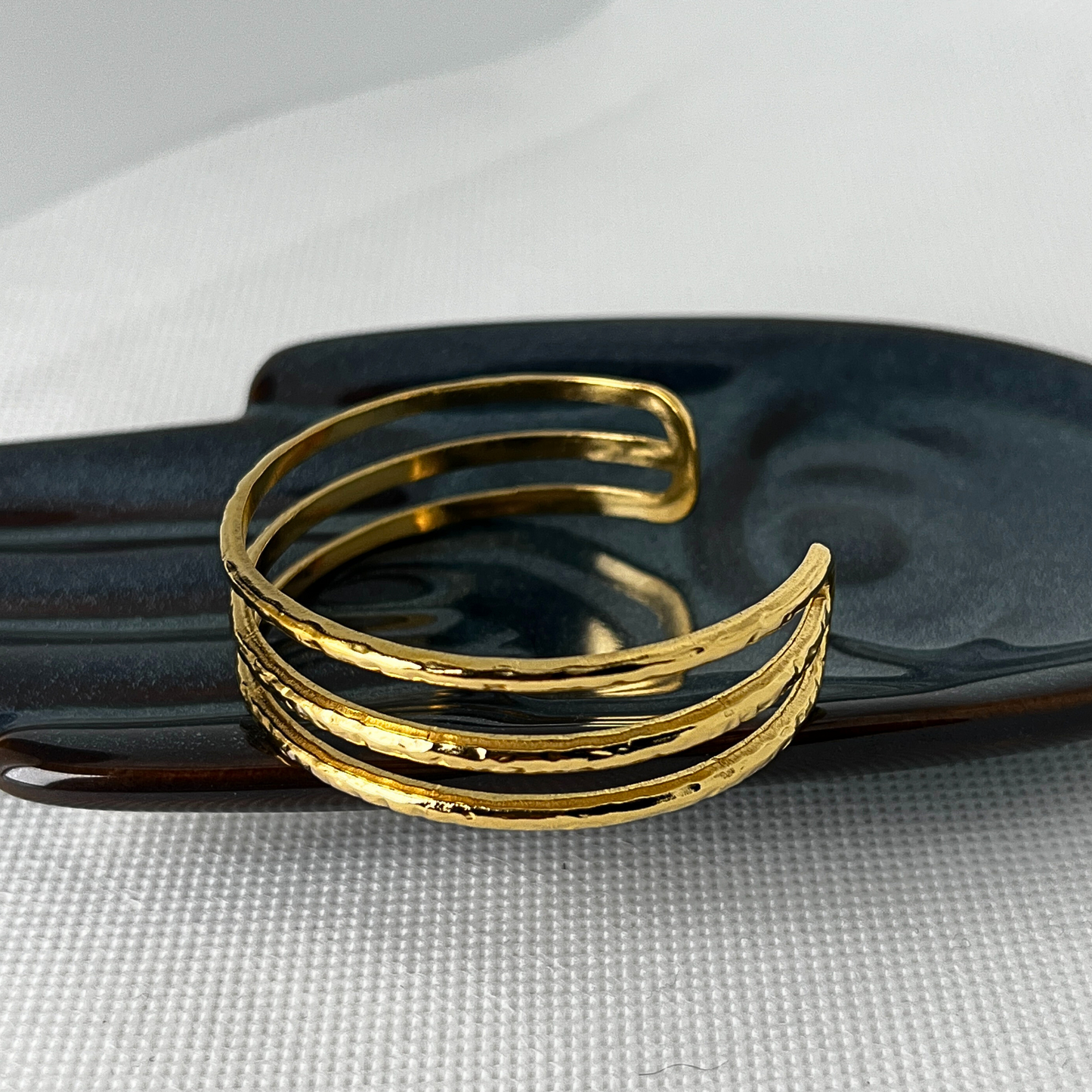 Aurora Cuff – Vergoldeter Edelstahl-Armreif mit gehämmerter Struktur, Verstellbar & Elegant | Zeyra | Versand aus DE