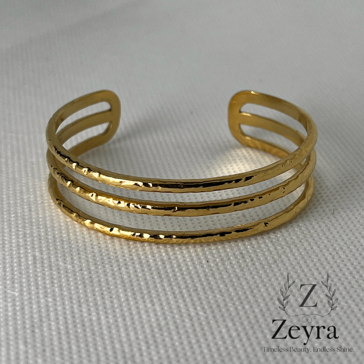 Aurora Cuff – Vergoldeter Edelstahl-Armreif mit gehämmerter Struktur, Verstellbar & Elegant | Zeyra | Versand aus DE