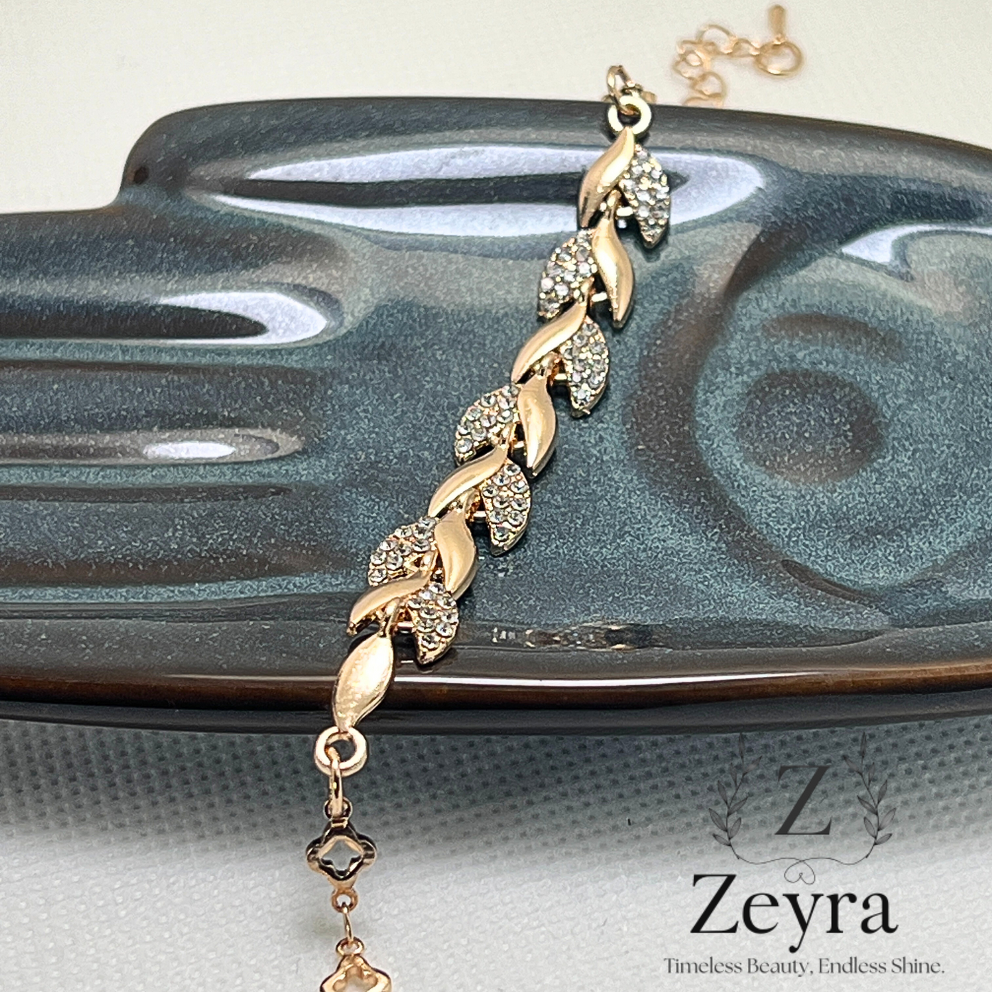 Leaf Sparkle – Vergoldetes Damen-Armband mit Zirkonia & filigranem Blatt-Design | Zeyra | Versand aus DE