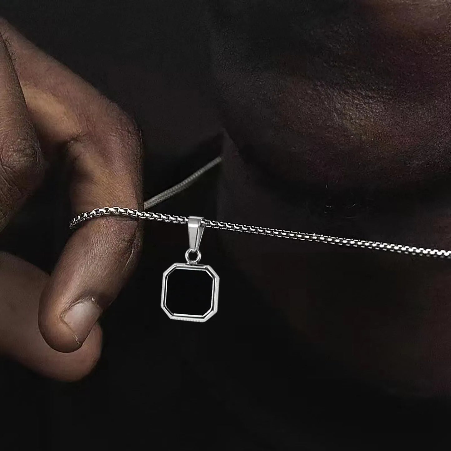 Herren Halskette Schwarz – Edelstahlkette mit Quadratischem Anhänger, Minimalistisch & Wasserfest | Zeyra | Versand aus D