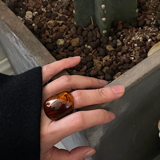 Vintage Statement-Ring – Großer Damenring mit Bernsteinfarbenem Resin | Geometrisches Design & Punk-Stil | Zeyra® | Versand aus DE