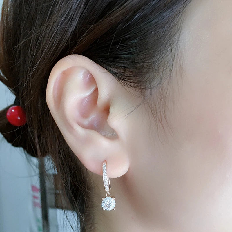 Minimalistische Damen Ohrhänger – Silberfarbene Haken-Ohrringe mit rundem Zirkonia | Zeyra | Versand aus D
