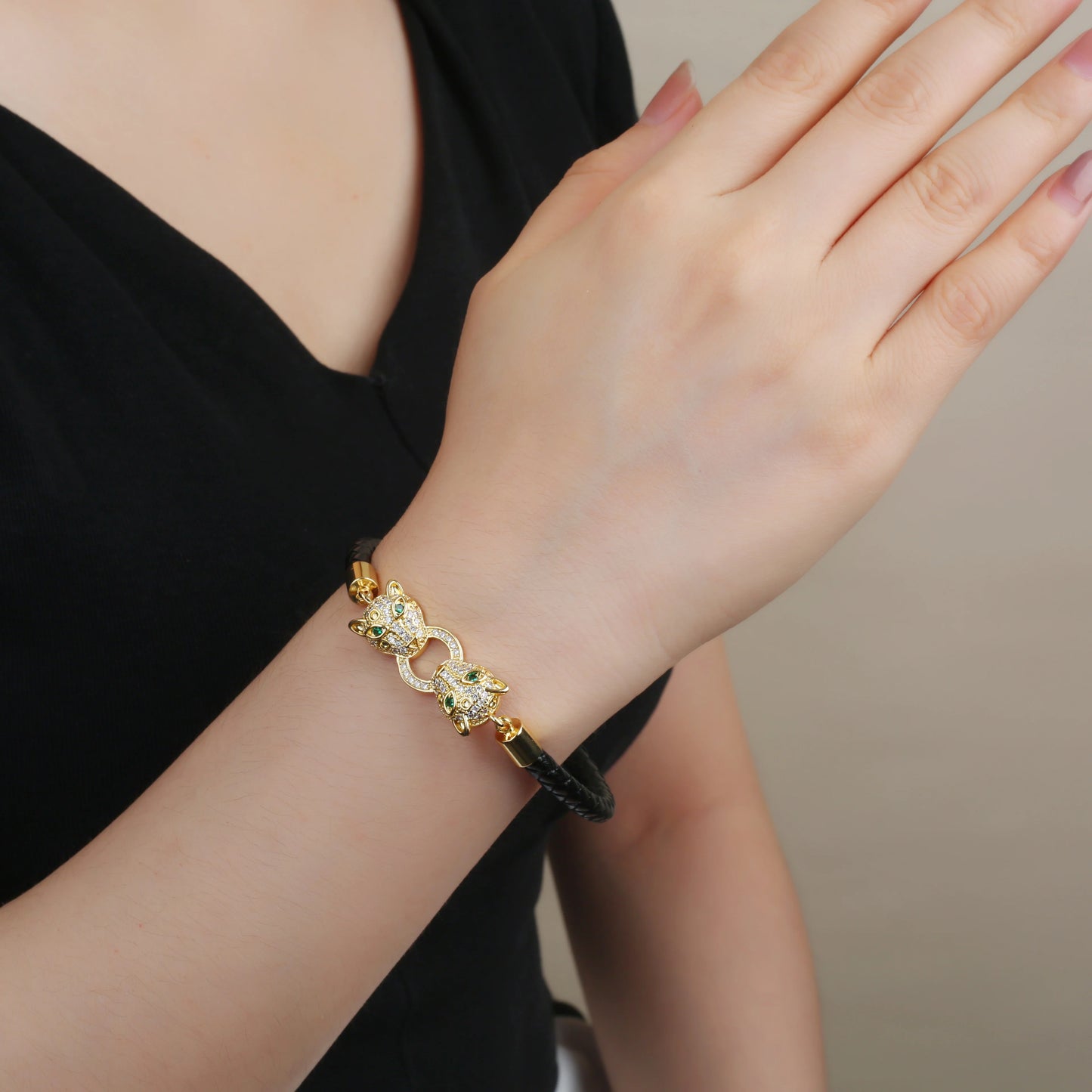 Lederarmband mit Leopardenkopf – Edelstahl & Zirkonia, geflochtenes Design | Unisex | Zeyra | Versand aus D