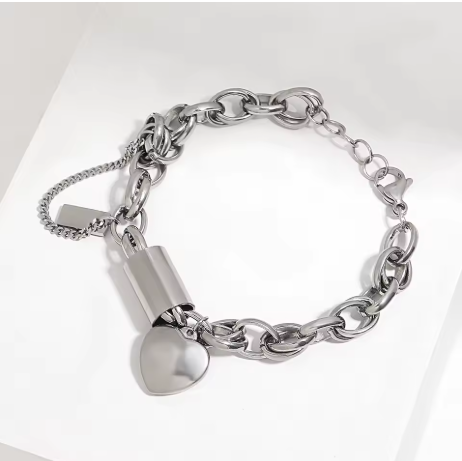Goldenes Edelstahl-Armband – Damen Gliederarmband mit Herzanhänger | Modisches Statement-Schmuckstück | Zeyra® | Versand aus DE