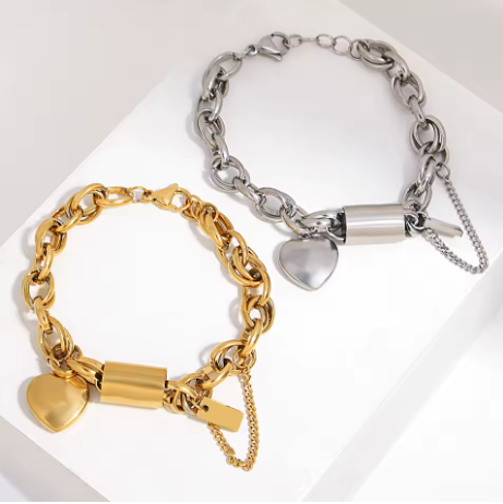 Goldenes Edelstahl-Armband – Damen Gliederarmband mit Herzanhänger | Modisches Statement-Schmuckstück | Zeyra® | Versand aus DE