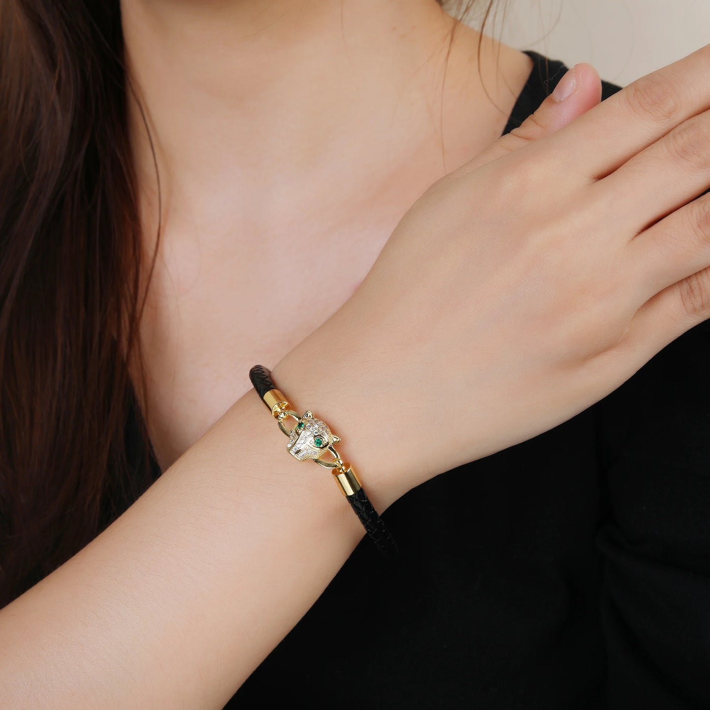 Lederarmband mit Leopardenkopf – Edelstahl & Zirkonia, geflochtenes Design | Unisex | Zeyra | Versand aus D