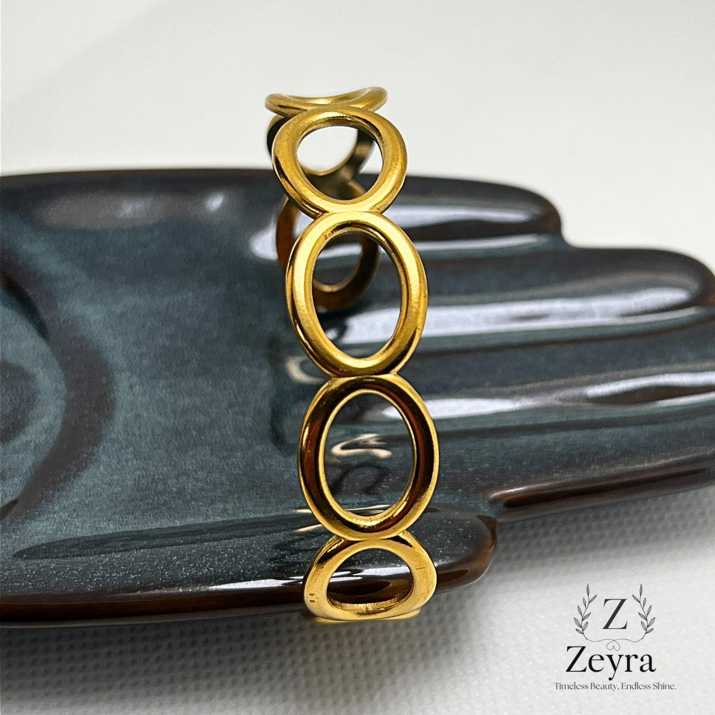 Celestial Loop – Vergoldeter Edelstahl-Armreif mit ovalem Design, Elegant & Zeitlos | Zeyra | Versand aus DE