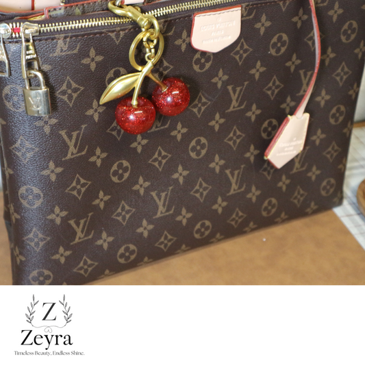 Cherry Lux – Taschenanhänger mit Glitzer-Kirschen & Gold-Elementen | Zeyra | Versand aus DE