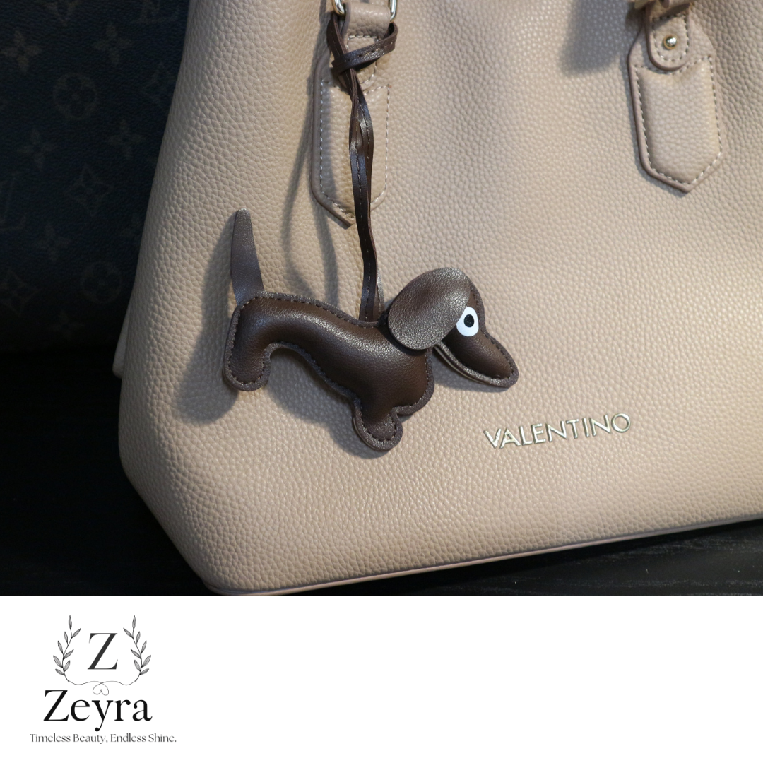 Daisy Dog – Taschenanhänger in Hundeform aus Kunstleder | Zeyra | Versand aus DE