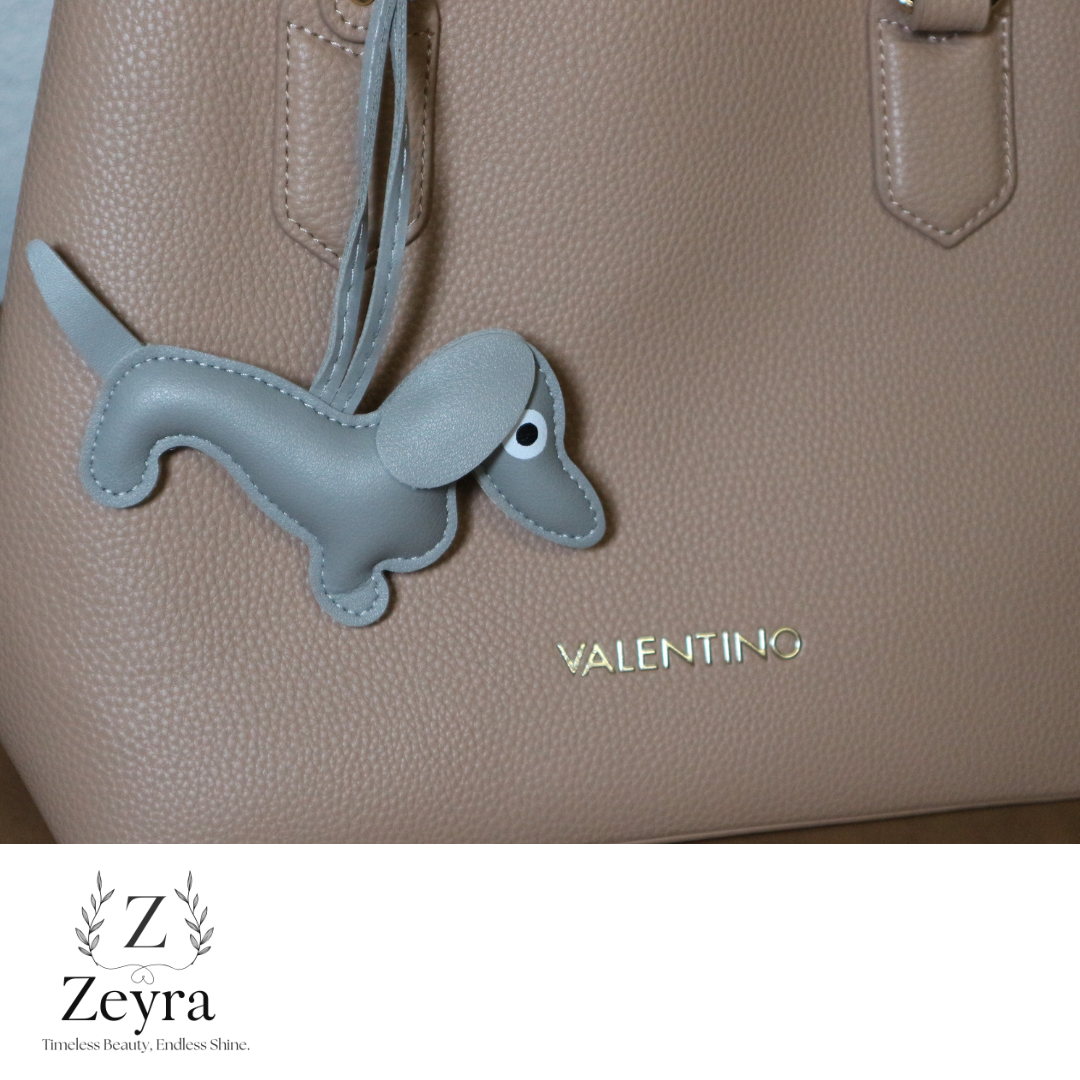 Daisy Dog – Taschenanhänger in Hundeform aus Kunstleder | Zeyra | Versand aus DE
