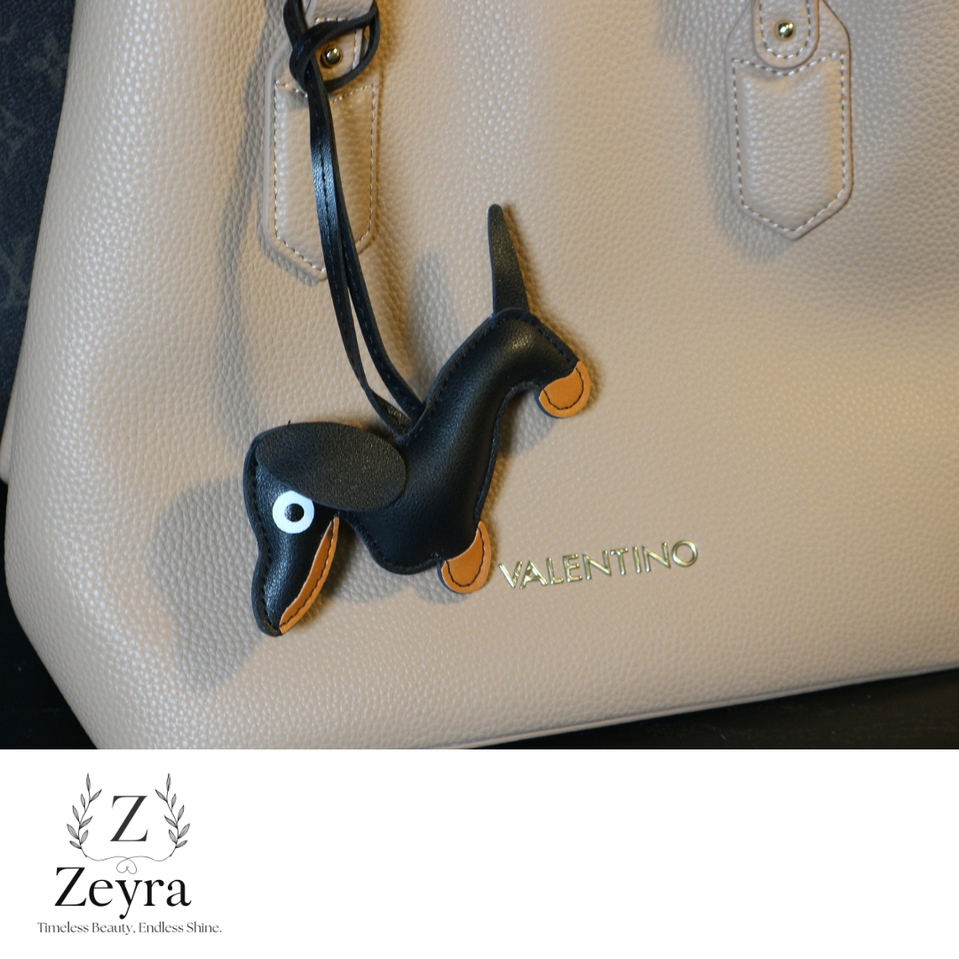 Daisy Dog – Taschenanhänger in Hundeform aus Kunstleder | Zeyra | Versand aus DE