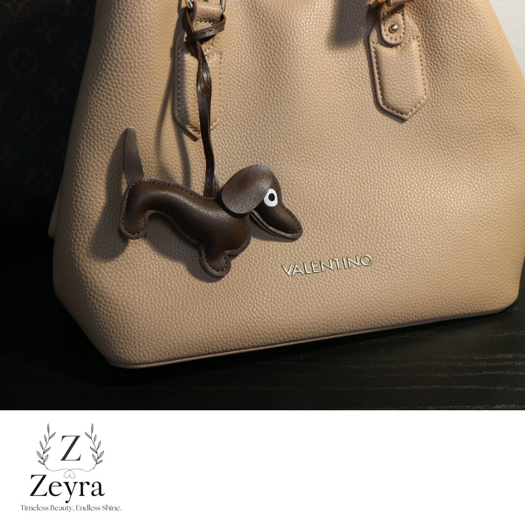 Daisy Dog – Taschenanhänger in Hundeform aus Kunstleder | Zeyra | Versand aus DE