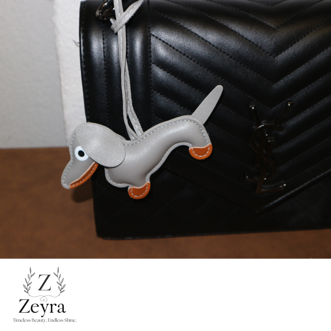Daisy Dog – Taschenanhänger in Hundeform aus Kunstleder | Zeyra | Versand aus DE