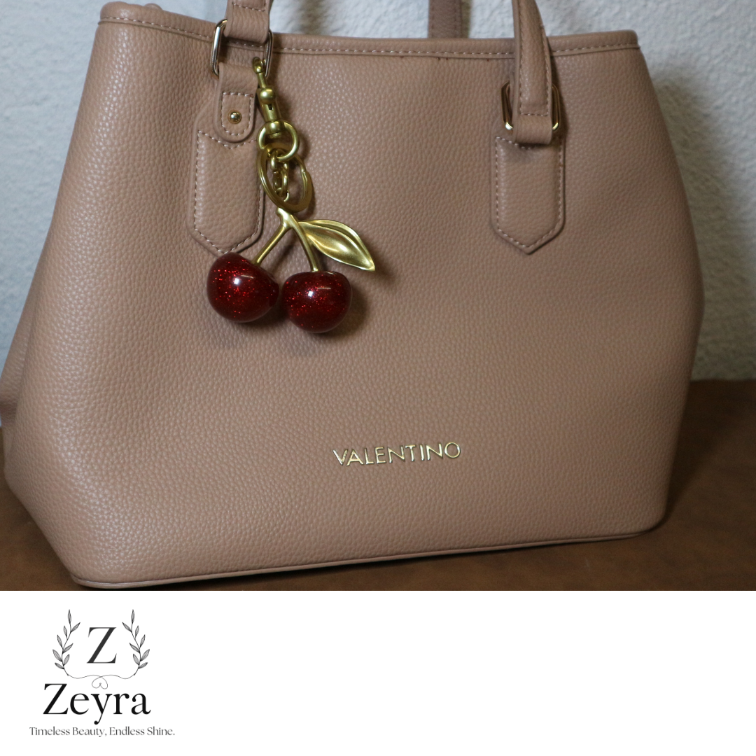 Cherry Lux – Taschenanhänger mit Glitzer-Kirschen & Gold-Elementen | Zeyra | Versand aus DE