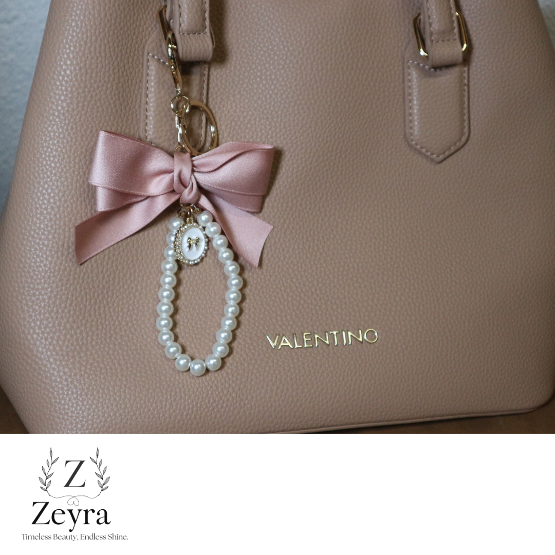 Belle Pearl – Schleifen-Taschenanhänger mit Perlen in Weiß oder Rosa | Zeyra | Versand aus DE