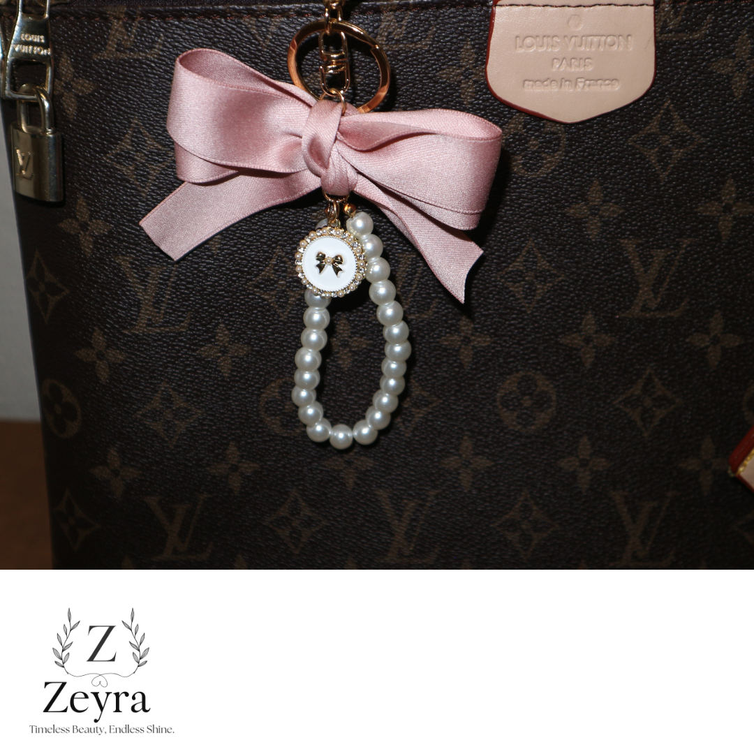 Belle Pearl – Schleifen-Taschenanhänger mit Perlen in Weiß oder Rosa | Zeyra | Versand aus DE
