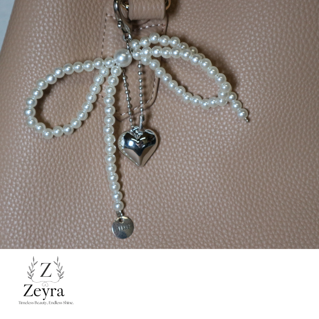 Amora Heart – Taschenanhänger mit Perlen-Schleife & Herz Charm | Zeyra | Versand aus DE