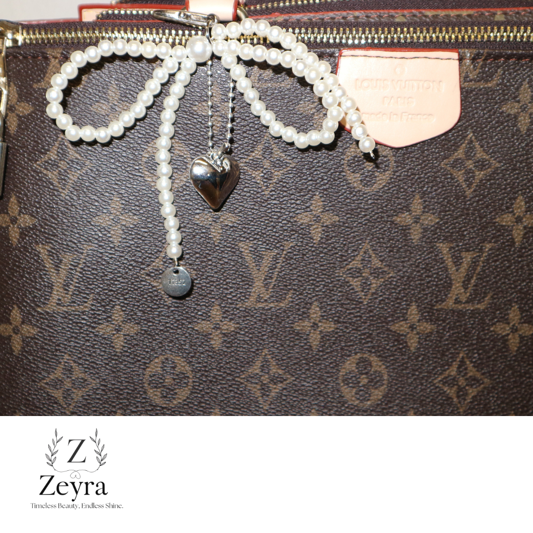 Amora Heart – Taschenanhänger mit Perlen-Schleife & Herz Charm | Zeyra | Versand aus DE
