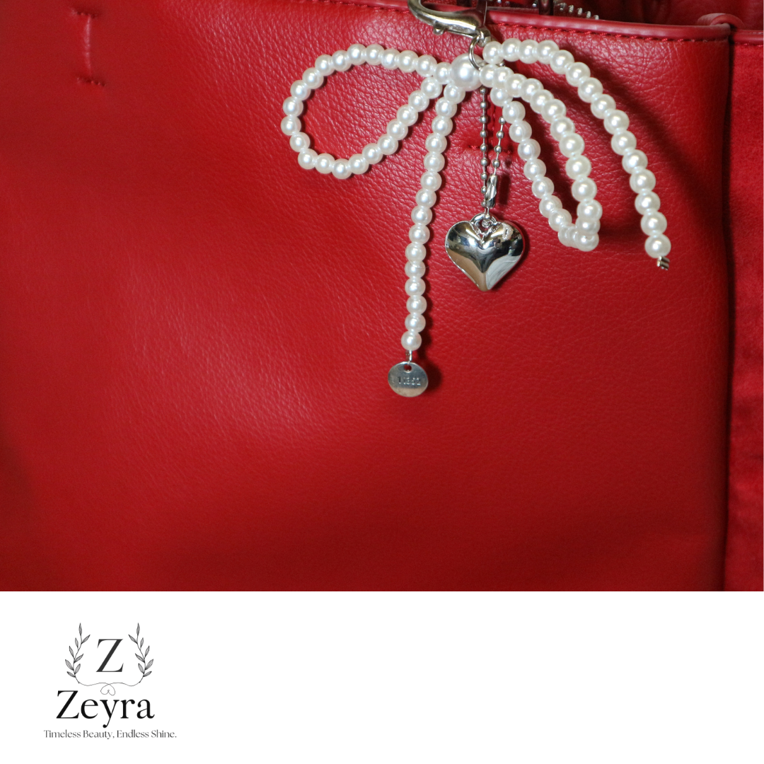 Amora Heart – Taschenanhänger mit Perlen-Schleife & Herz Charm | Zeyra | Versand aus DE
