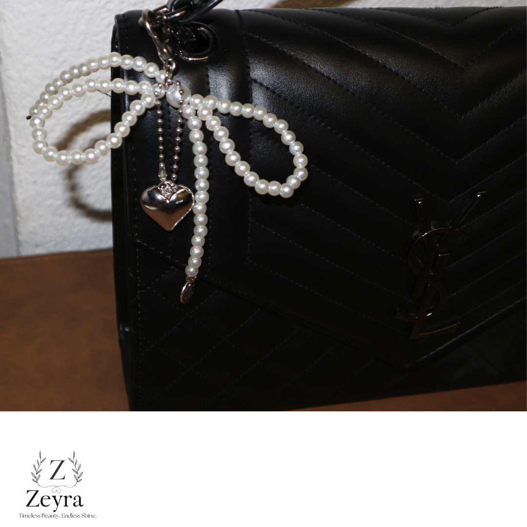Amora Heart – Taschenanhänger mit Perlen-Schleife & Herz Charm | Zeyra | Versand aus DE