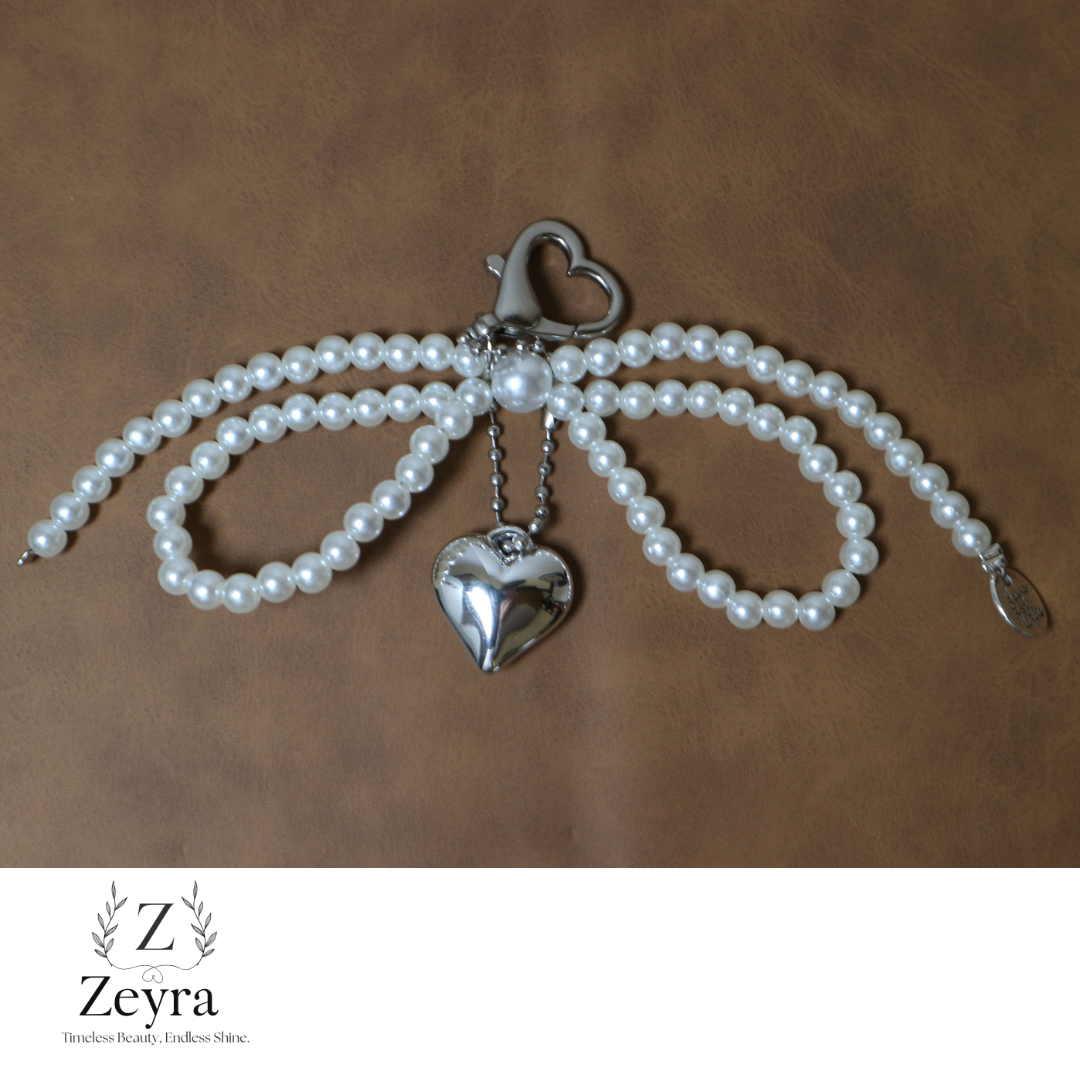 Amora Heart – Taschenanhänger mit Perlen-Schleife & Herz Charm | Zeyra | Versand aus DE