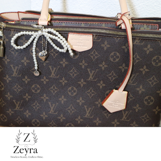 Amora Heart – Taschenanhänger mit Perlen-Schleife & Herz Charm | Zeyra | Versand aus DE