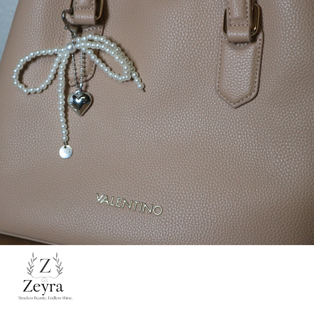Amora Heart – Taschenanhänger mit Perlen-Schleife & Herz Charm | Zeyra | Versand aus DE