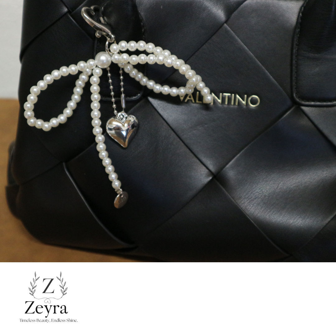 Amora Heart – Taschenanhänger mit Perlen-Schleife & Herz Charm | Zeyra | Versand aus DE