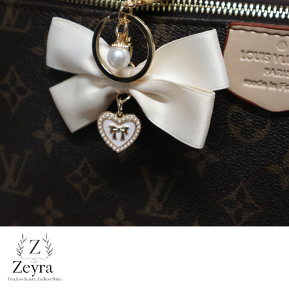 Zeyra Amour – Taschenanhänger mit Schleife & Herz-Charm in Gold | Zeyra | Versand aus DE