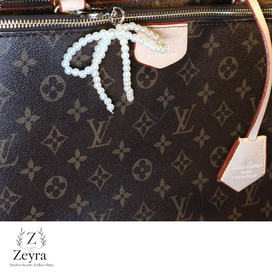 Zeyra Jolie – Eleganter Taschenanhänger mit Perlen-Schleife | Stilvoll & Zeitlos | Versand aus DE