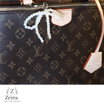 Zeyra Jolie – Eleganter Taschenanhänger mit Perlen-Schleife | Stilvoll & Zeitlos | Versand aus DE