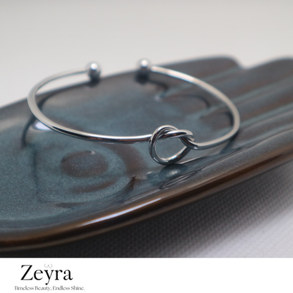 Eternal Knot – Vergoldeter Edelstahl-Armreif mit Knoten-Design, Verstellbar & Elegant | Zeyra | Versand aus DE