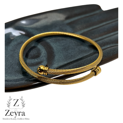 Titan Wire – Vergoldeter Edelstahl-Armreif mit gedrehtem Draht-Design, Zeitlos & Elegant | Zeyra | Versand aus DE